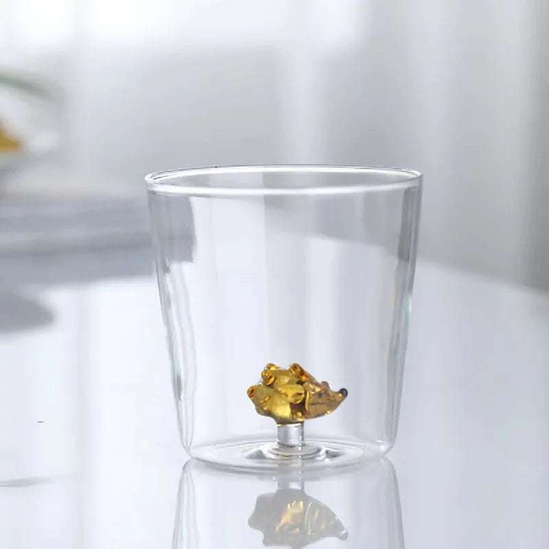 Verres transparents ornés de petits animaux en relief