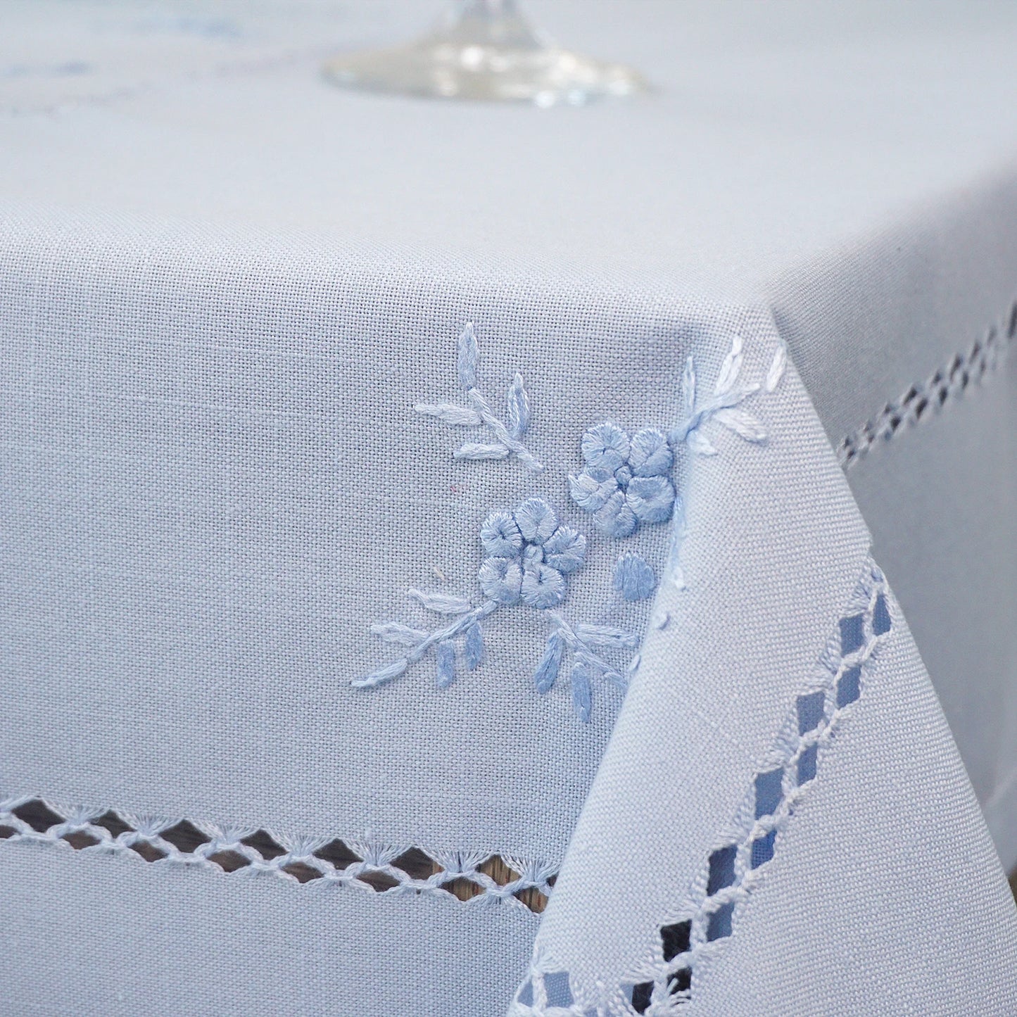 Héléna-Nappe brodée effet coton – Style vintage élégant
