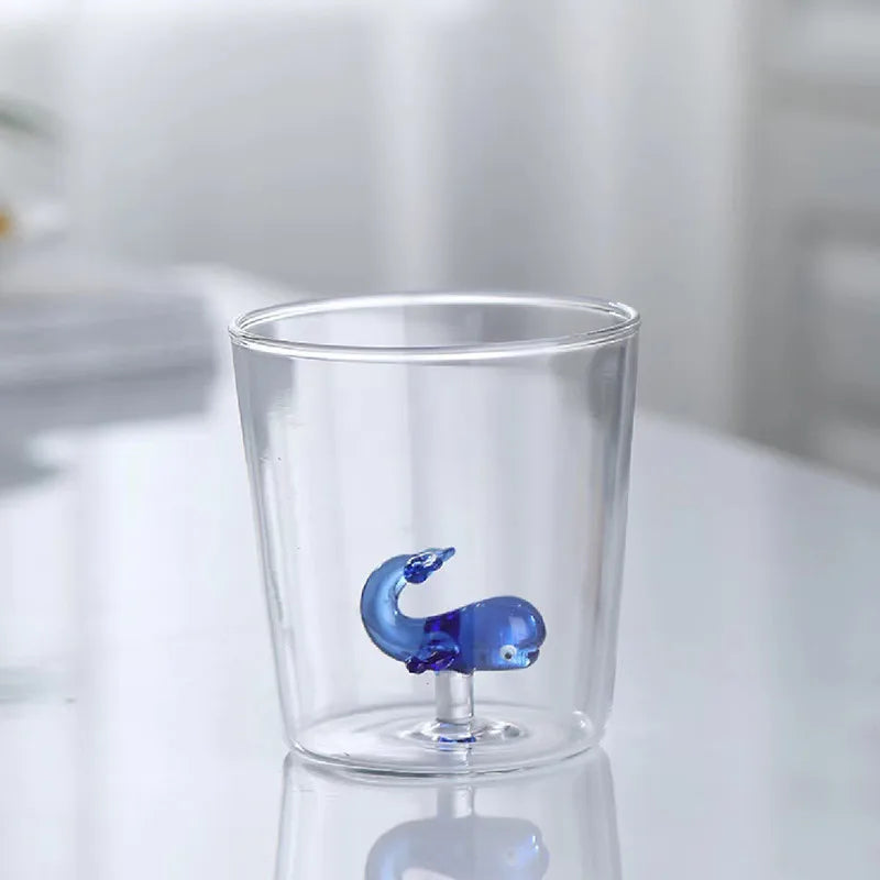 Verres transparents ornés de petits animaux en relief
