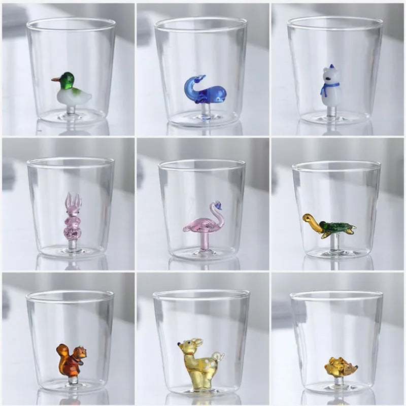 Verres transparents ornés de petits animaux en relief