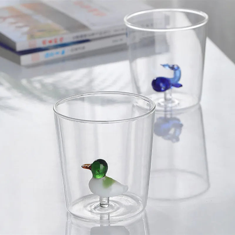 Verres transparents ornés de petits animaux en relief