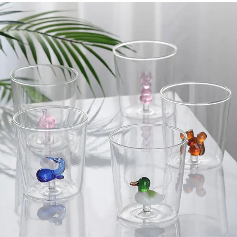 Verres transparents ornés de petits animaux en relief