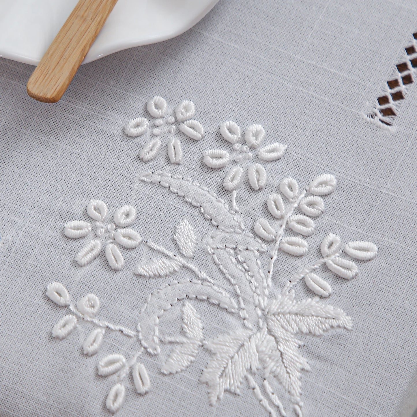 Héléna-Nappe brodée effet coton – Style vintage élégant