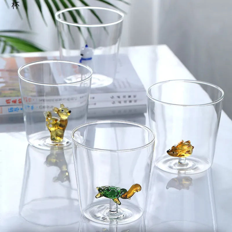 Verres transparents ornés de petits animaux en relief