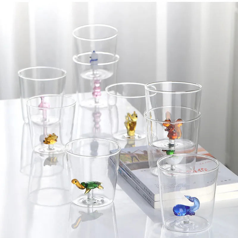 Verres transparents ornés de petits animaux en relief