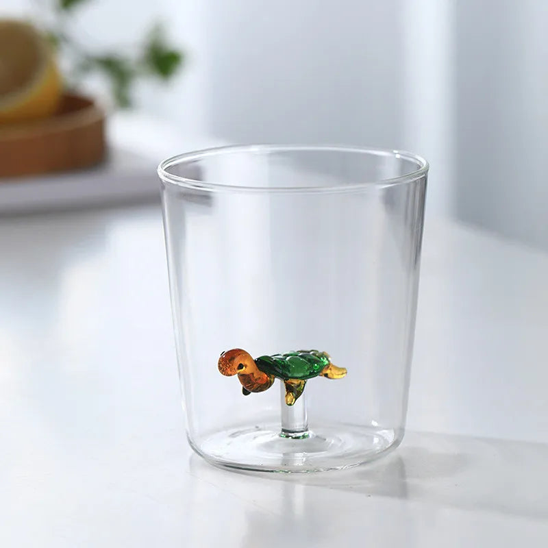 Verres transparents ornés de petits animaux en relief