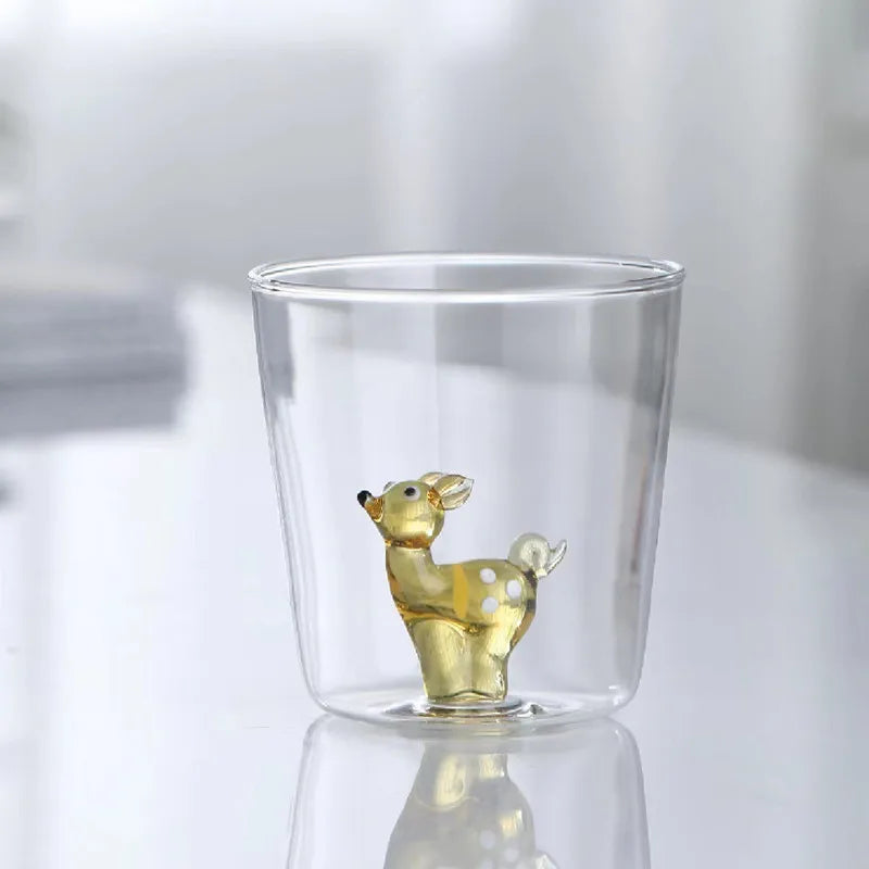 Verres transparents ornés de petits animaux en relief