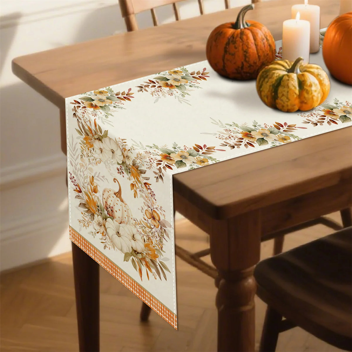 Chemin de table automnal – Citrouilles et fleurs