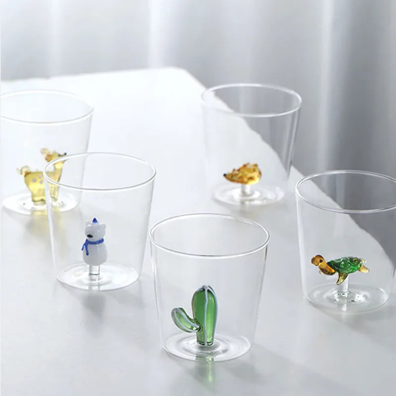Verres transparents ornés de petits animaux en relief