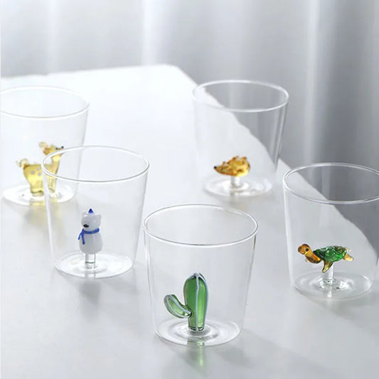 Verres transparents ornés de petits animaux en relief