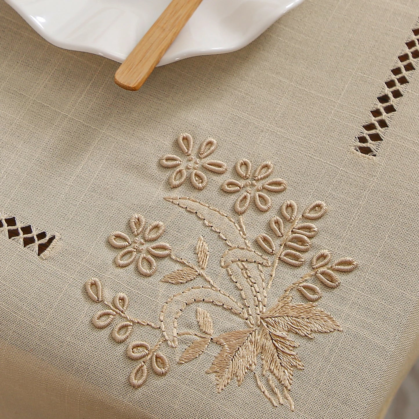 Héléna-Nappe brodée effet coton – Style vintage élégant