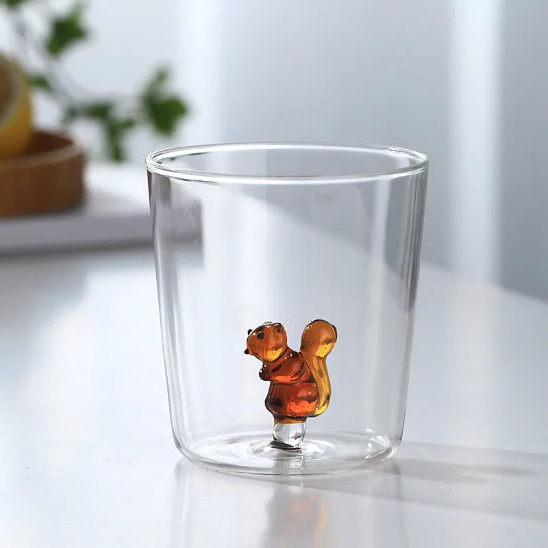 Verres transparents ornés de petits animaux en relief