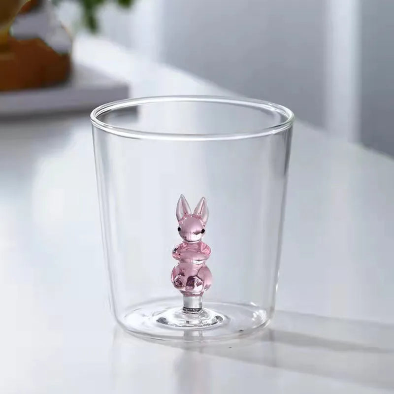 Verres transparents ornés de petits animaux en relief