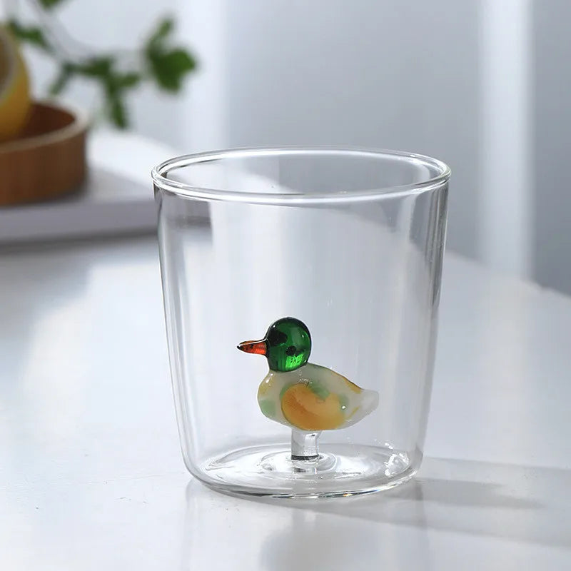 Verres transparents ornés de petits animaux en relief